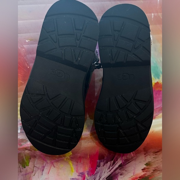 UGG Toddler Lynde Patent Ankle Boot - Picture 7 of 7